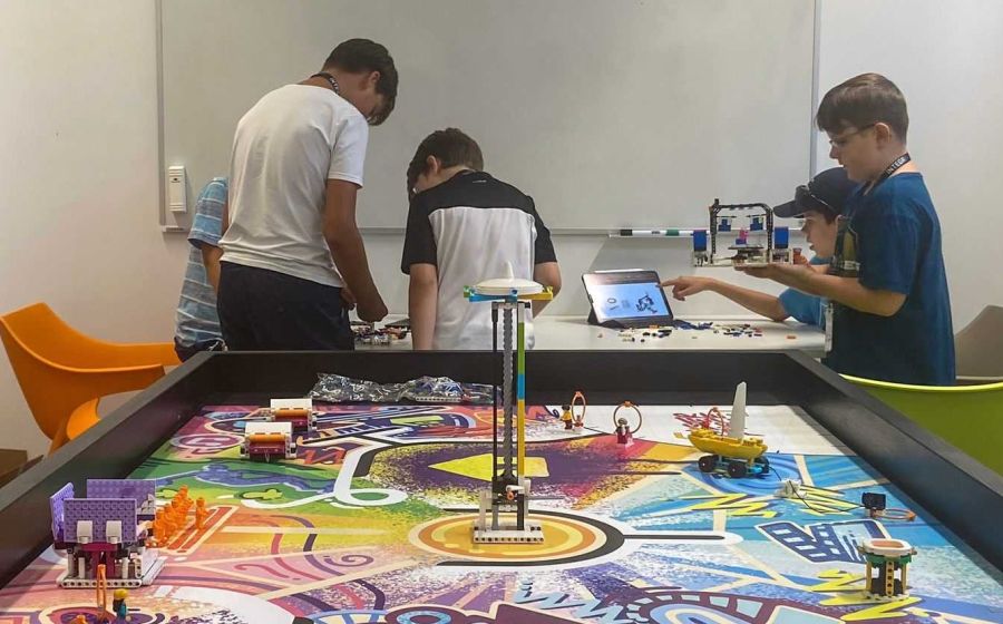 Integrastic Robots (Lego-Robotik-Team) – Digitale Kunst in Landquart