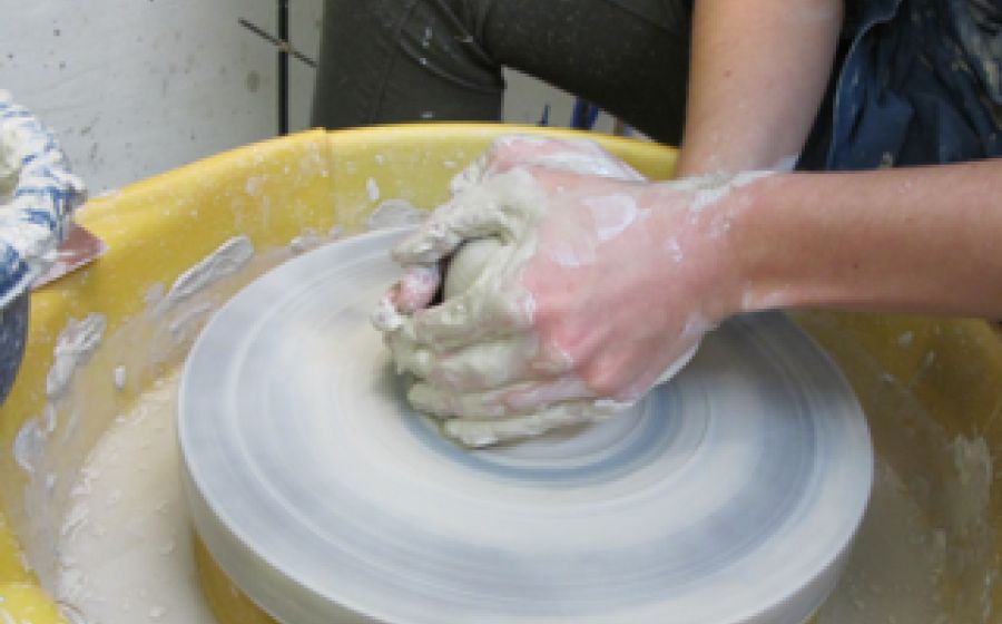 Töpferkurs auf der elektrischen Drehscheibe (Abend) – Handwerk & DIY in Schaffhausen